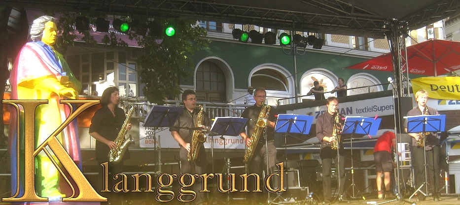 Saxophonensemble auf einer Bonner Bühne neben einer farbig beleuchteten Beethovenfigur