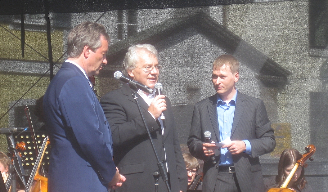 Oberbürgermeister Jürgen Nimptsch, Christoph Pinsdorf und ein weiterer Mitwirkender beim Beethovenfest 2010