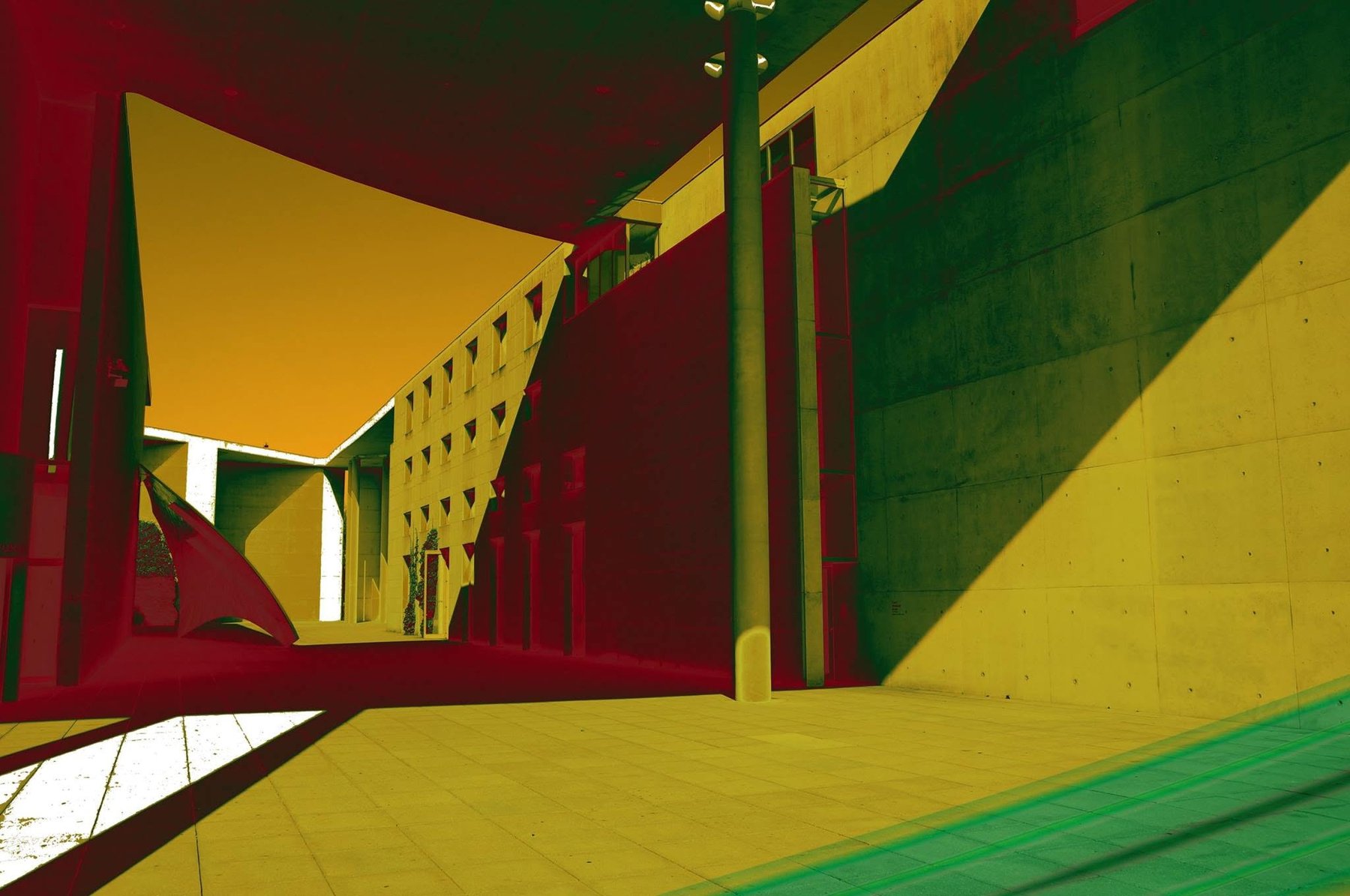 Bonner Architekturraum in stark verschobenen Rot-, Gelb- und Grüntönen