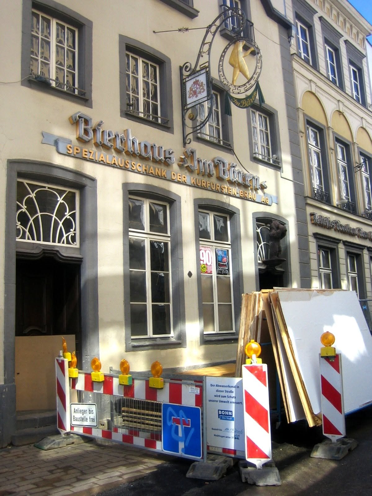 Bonner Bierhausfassade mit Baustellenabsperrung