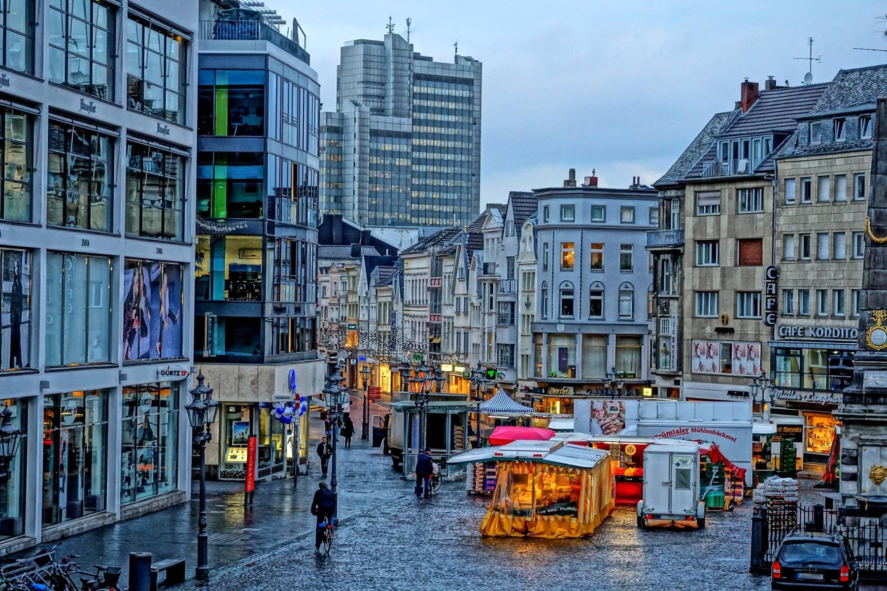 Bonner Markt mit Verkaufsständen, Geschäftshäusern und Stadthaus im Hintergrund
