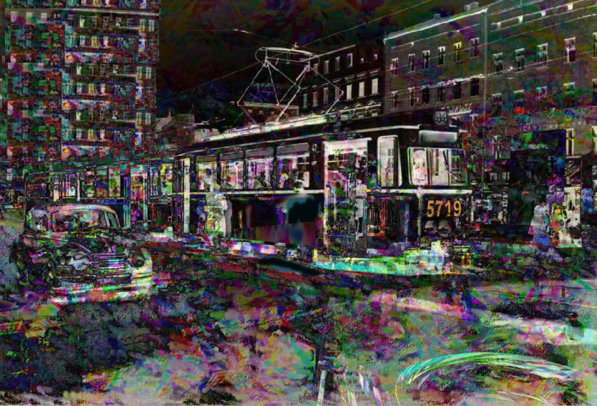 Digital überlagerte nächtliche Straßenbahn mit aufgelösten Konturen und Farbschichten