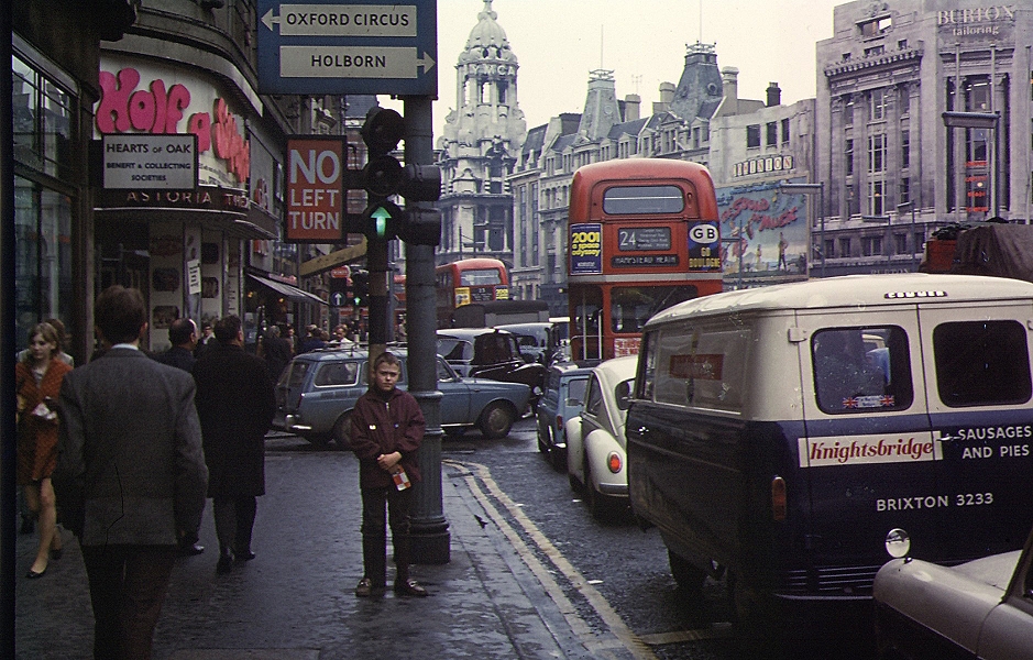 Goedart Palm in London 1968 vor Kinos und städtischer Werbung