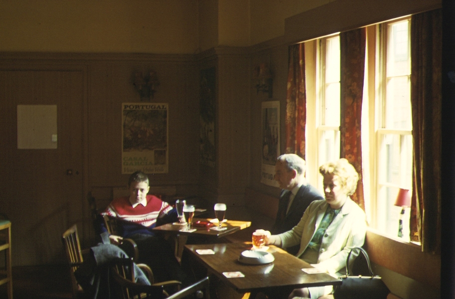 Goedart Palm mit den Thompsons in einem Londoner Pub im April 1968