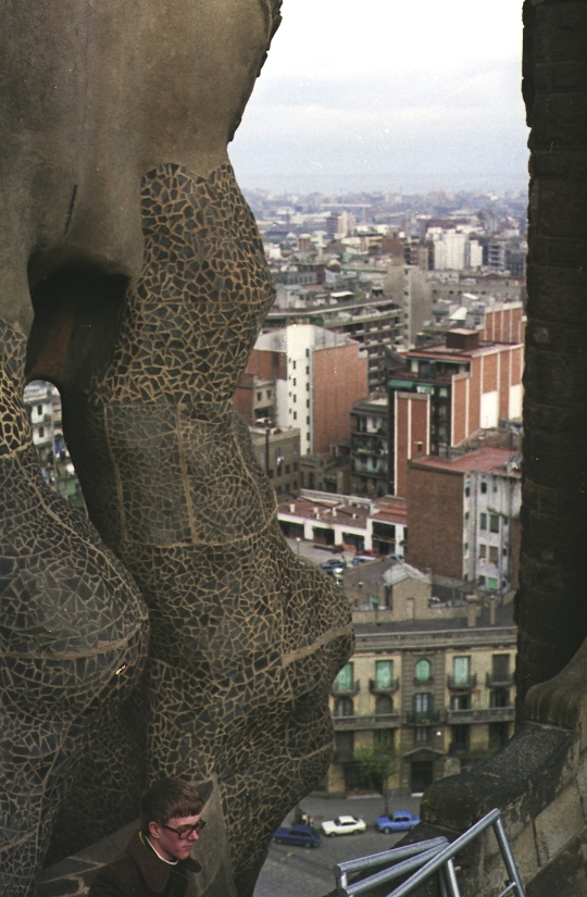 Peter Brinkemper vor der Sagrada Família in Barcelona 1974