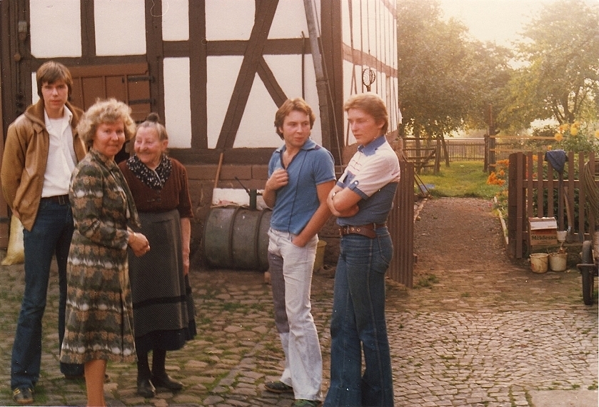 Familiengruppe am Zugang zum Garten hinter dem ehemaligen Laden in Todenhausen