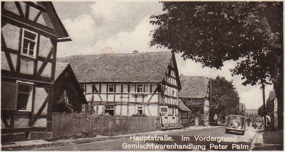 Historische Hauptstraße in Todenhausen mit der Gemischtwarenhandlung Peter Palm im Vordergrund