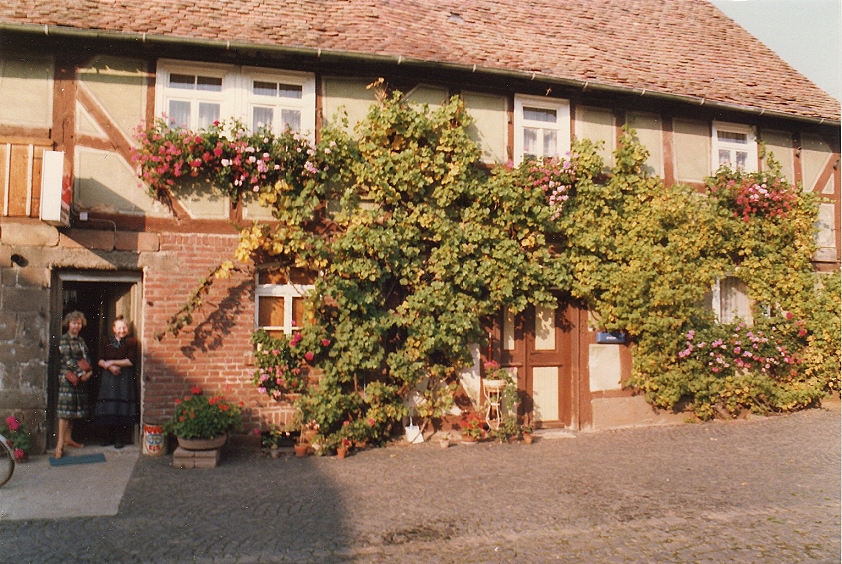 Ehemaliger Kolonialwarenladen Peter Palm in Todenhausen mit Frau Palm und Frau Lölkes