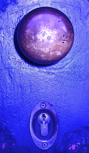 Blau-violette fotografische Nahaufnahme eines Klingel- und Schließmechanismus