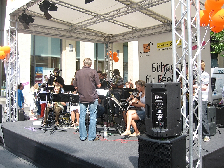 Junge Musikerinnen und Musiker auf der Bühne in der Bonngasse, „Bühne frei“, 2007