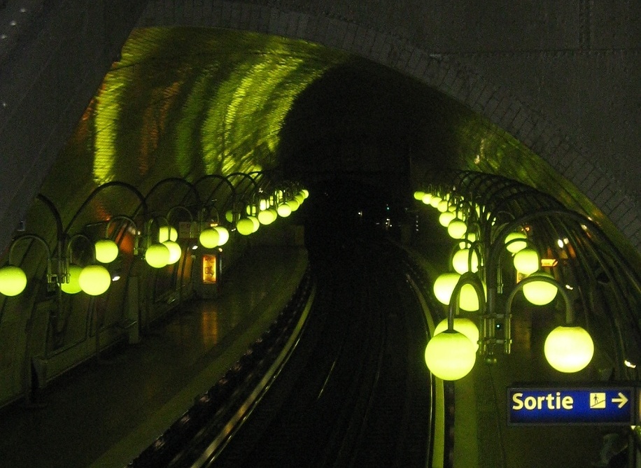 Grün beleuchteter Pariser Metroeingang