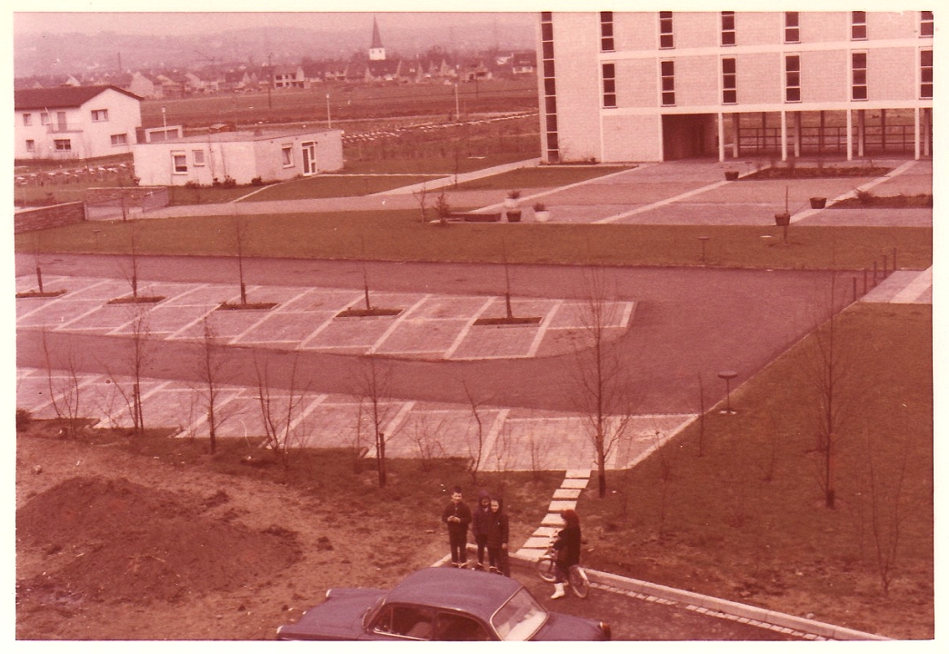 Helmholtz-Gymnasium in Bonn-Duisdorf Anfang der sechziger Jahre mit freiem Blick nach Lessenich