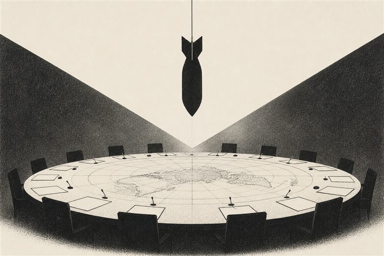 Ein Konferenztisch unter der Silhouette einer Bombe