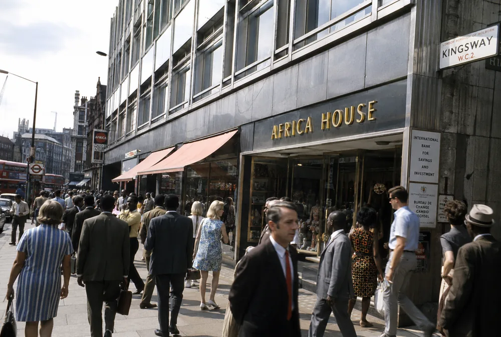 Imaginierte belebte Straßenszene vor Africa House