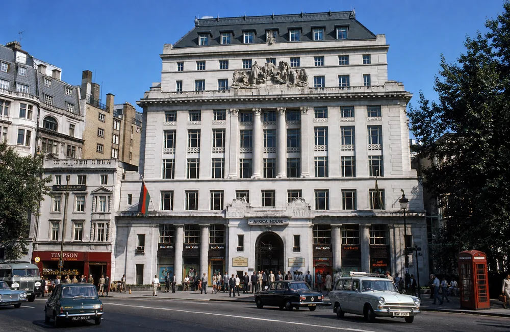 Imaginierte Londoner Stadtfassade mit Verkehr