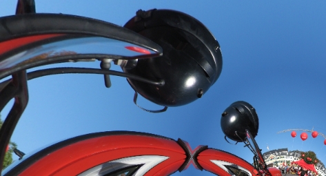 Nahaufnahme schwarz-roter Jahrmarktfiguren vor blauem Himmel