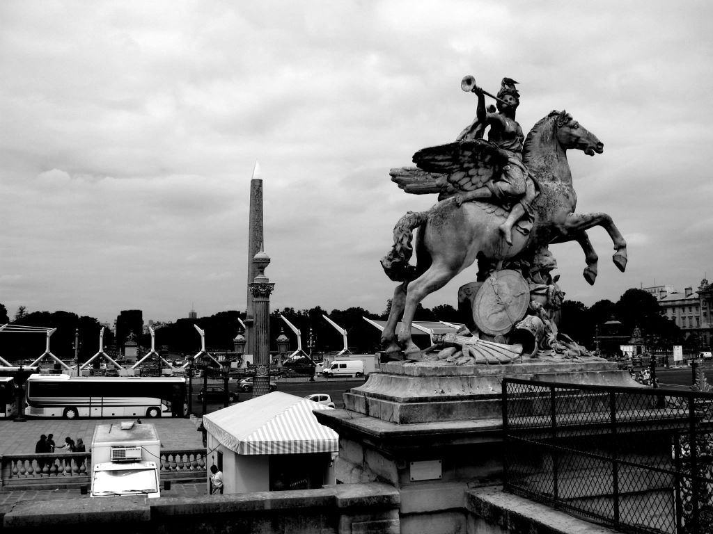 Schwarzweißaufnahme am Place de la Concorde in Paris