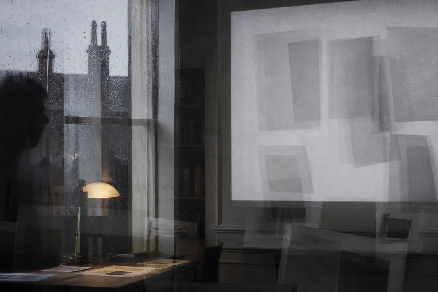 Überblendeter Leseraum mit Regenfenster, Projektion, Papierflächen und schwacher menschlicher Spiegelung