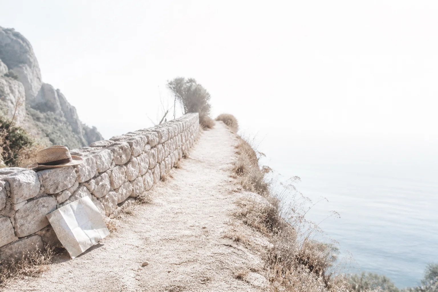 Heller Küstenweg aus Trockenstein über dem Meer auf Mallorca