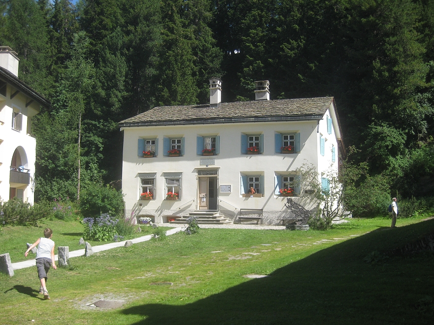 Nietzsche-Haus in Sils-Maria mit Garten und Waldrand